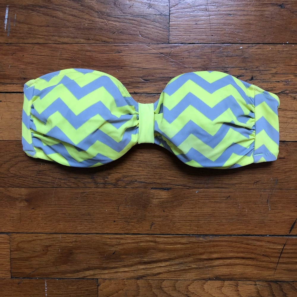 LIKE NEW - PINK VS Chevron Bikini Top XS